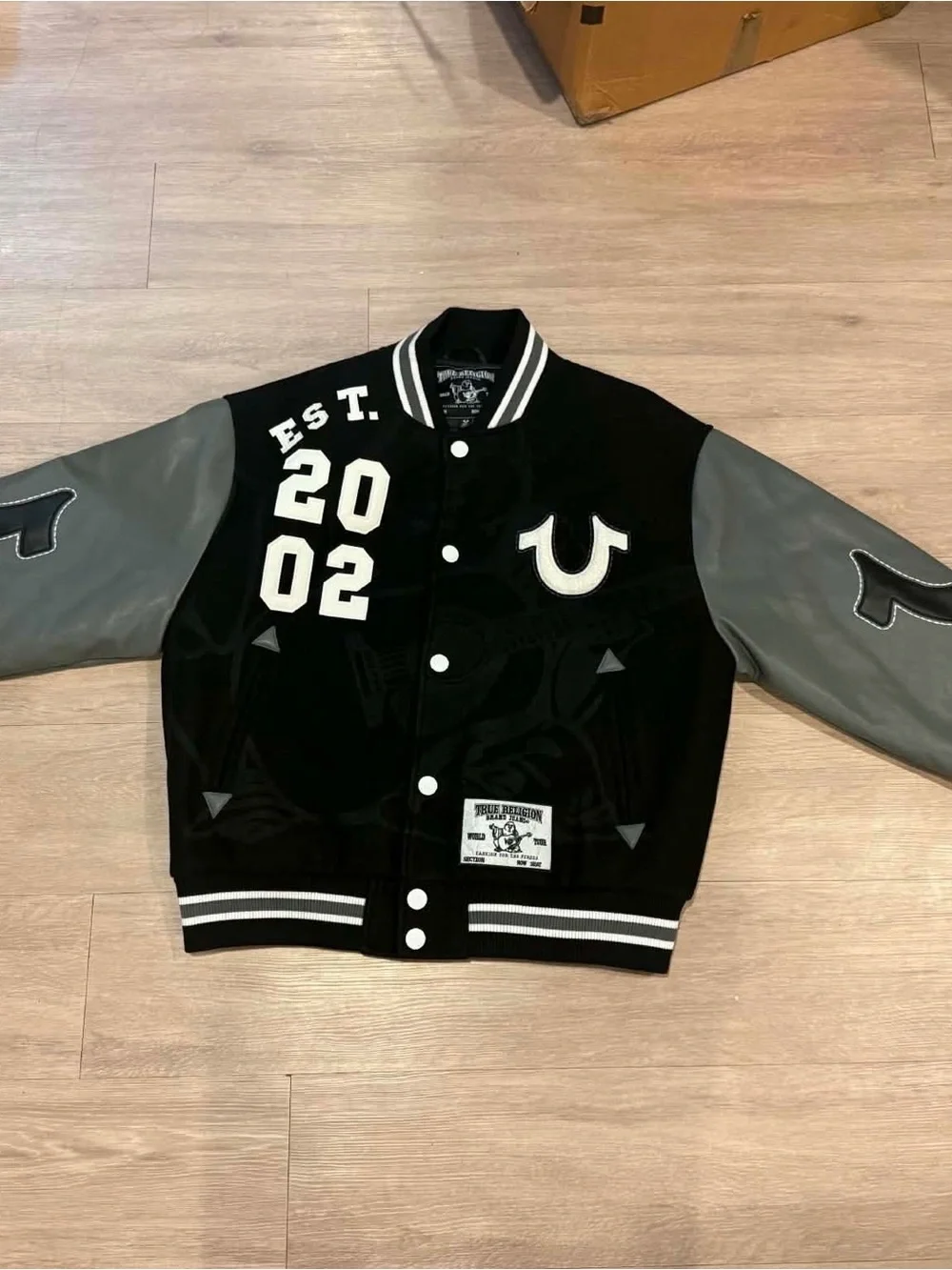 True Religion Varsity Jacket Men’s M Black Gray Leather Sleeves Y2K 02